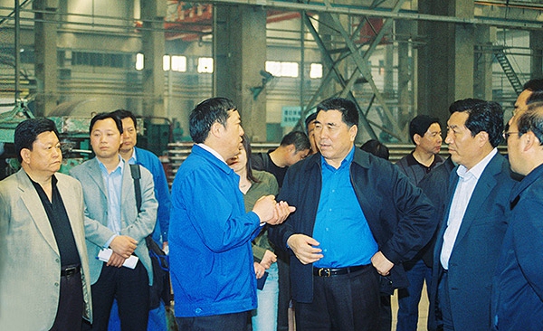 原河南省省長(zhǎng)李成玉、副省長(zhǎng)史濟(jì)春在公司車間視察工作