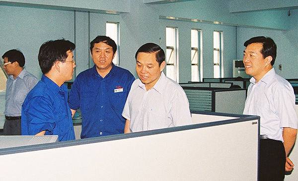 河南省委常委、常務(wù)副省長(zhǎng)李克在公司技術(shù)中心視察工作